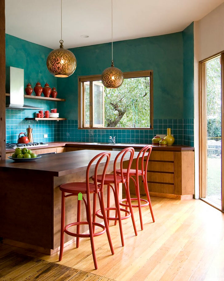 Бирюзовая отделка стен в кухне делает помещение более просторным. Лаконичная, скромная мебель органично вписывается в общий интерьер в стиле эклектика.